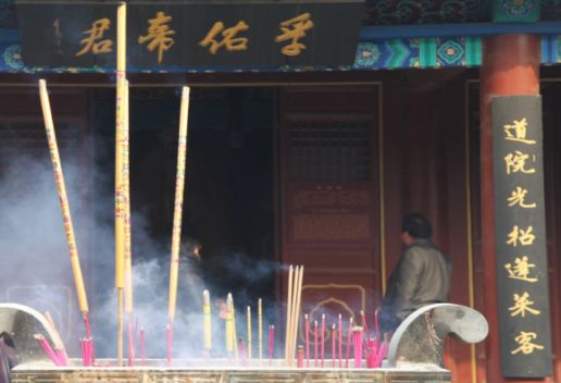 晚上做梦梦见上香预示着什么 晚上做梦梦见上香是什么意思