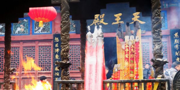 女人梦见烧香拜佛许愿是什么意思 梦见烧香拜佛许愿预兆什么