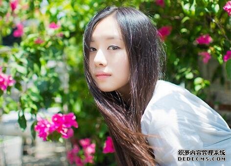 快来看看,假如你和他妈掉进水里他会选择救谁