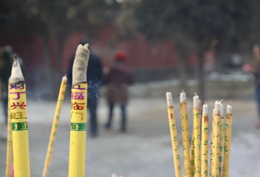 晚上做梦梦见上香预示着什么 晚上做梦梦见上香是什么意思