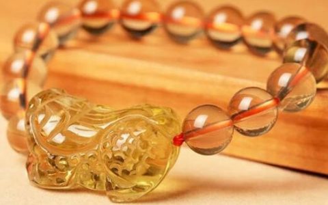 年干透伤官月干比肩，年柱比肩月柱伤官