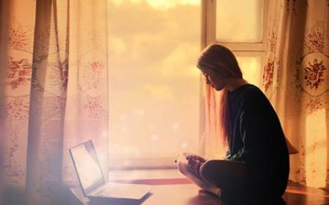 长流水命的女人适合佩戴什么