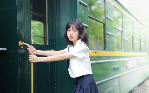 女人眉毛长痣，感情生活多数比较复杂？