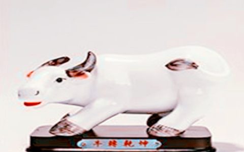 属牛佩戴什么招财