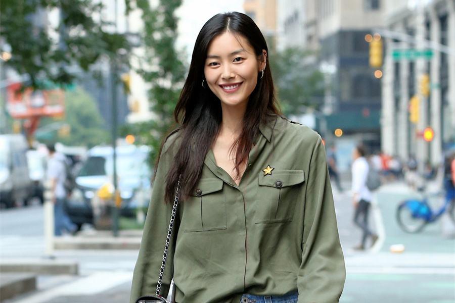 女生嘴角笑纹深是否有利