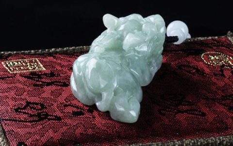 属狗本命年买车什么颜色好(属狗买车什么颜色最吉利呢)