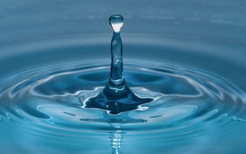水命人床头朝什么方向最好