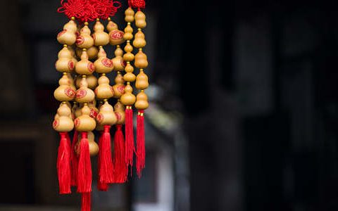 门上挂铃铛有什么说法