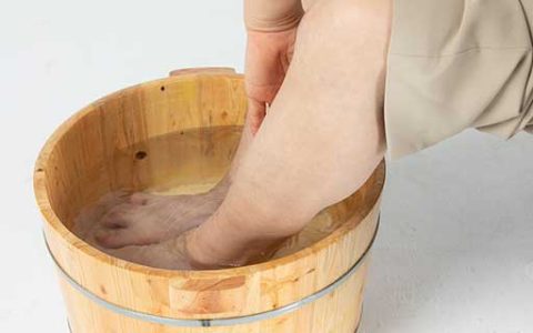 男人梦到洗脚什么意思 男人梦到洗脚好不好
