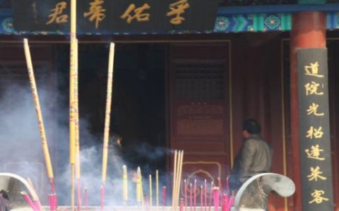 晚上做梦梦见上香预示着什么 晚上做梦梦见上香是什么意思