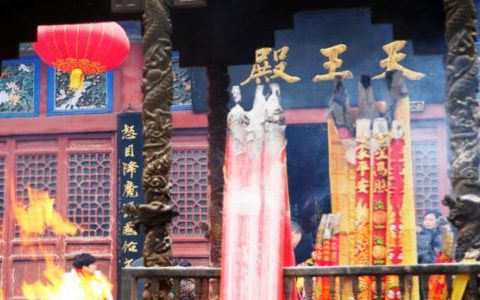 女人梦见烧香拜佛许愿是什么意思 梦见烧香拜佛许愿预兆什么