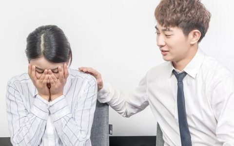 梦见活着的同事死了什么意思 梦见活着的同事死了预示什么