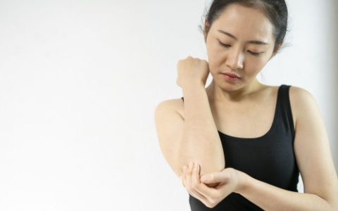右手臂上有一颗痣代表什么