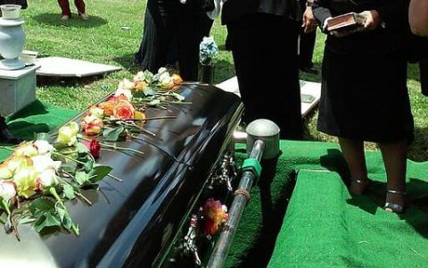 梦见死人从棺材里掉出来什么意思 梦见死人从棺材里掉出来预示什么