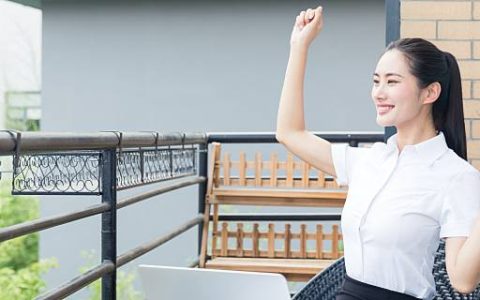 梦见女同事出现在梦里是什么意思 梦见女同事出现在梦里是什么征兆