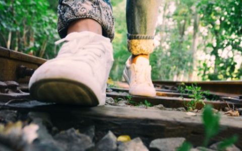 男人梦见蛇咬自己的脚是什么意思 男人梦见蛇咬自己的脚有什么征兆