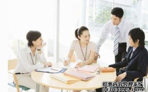你会跟上司狗腿吗