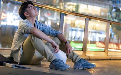 梦见单身男人预示着什么 梦见单身男人是什么意思