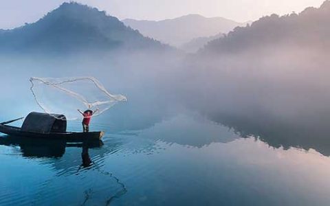 单身男人梦见在河里捞鱼预示什么 单身男人梦见在河里捞鱼什么意思