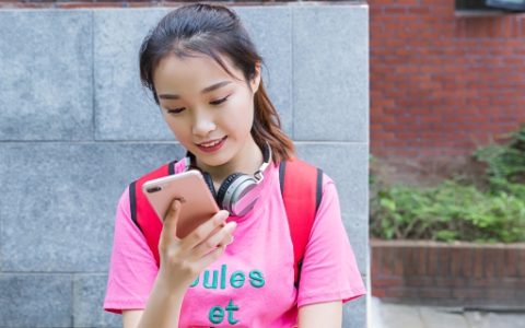 梦见自己照镜子看脸是什么意思 梦见自己照镜子看脸有啥征兆