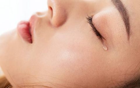 梦见手腕被割流血是什么意思 梦见手腕被割流血有啥征兆