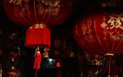 过年挂灯笼有什么讲究挂多长时间 过年挂红灯笼的寓意