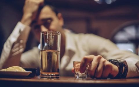 喜欢喝酒买醉的男人面相