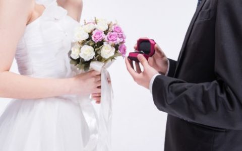 晚上做梦梦见结婚预示着什么 晚上做梦梦见结婚是什么意思