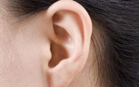女人耳朵薄代表什么意思