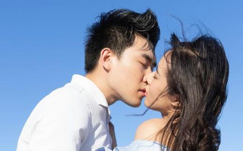 梦见和陌生女人接吻什么意思 梦见和陌生女人接吻预示什么