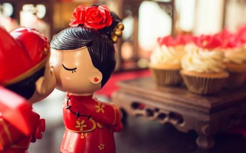 梦见穿红衣服结婚什么意思 梦见穿红衣服结婚预示什么