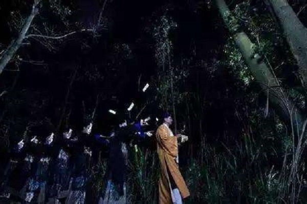 梦见女鬼缠身后被吓醒什么意思 梦见女鬼缠身后被吓醒有什么征兆