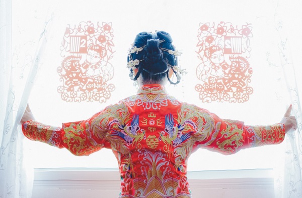 梦见穿红衣服结婚什么意思 梦见穿红衣服结婚预示什么