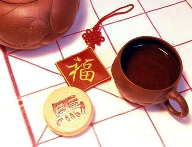 命宫坐桃花真的是好酒色之人吗？如果逢驿马一定离乡奔走他乡